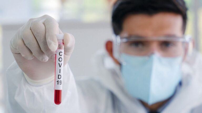 La pandemia de COVID-19 persiste con el virus en evolución, advierte la OMS