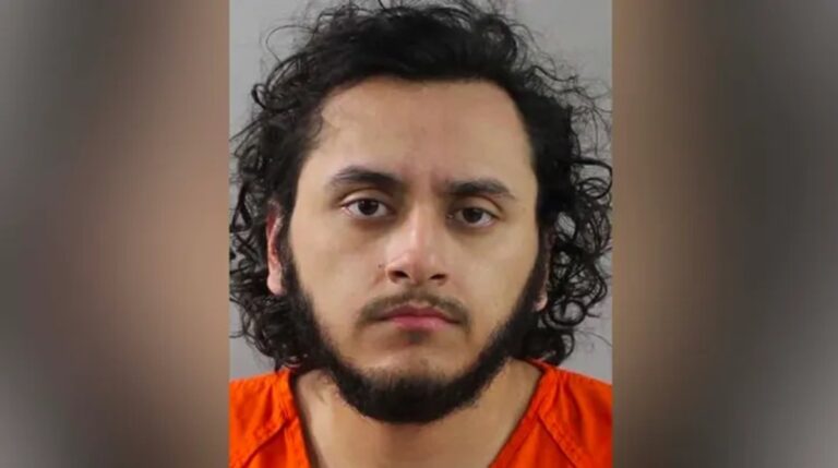 Estudiante de medicina hispano mató a puñaladas a su madre en Florida