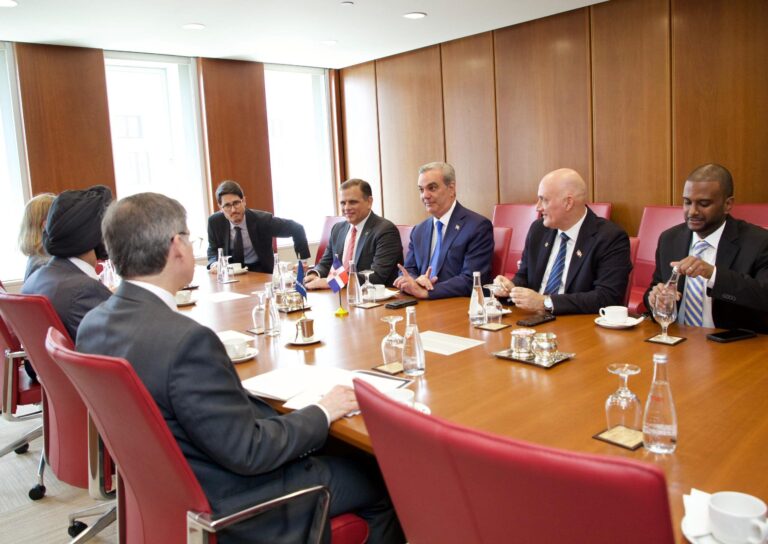 Presidente Abinader explora potencial de la industria de semiconductores con presidente del Banco Mundial