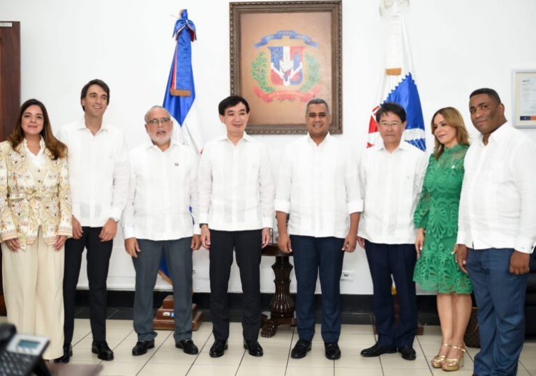 Directora de Unión Postal Universal e INPOSDOM apuestan por transformación y modernización