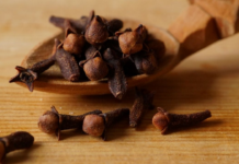 Cómo usar el clavo de olor para atraer dinero, según el Feng Shui