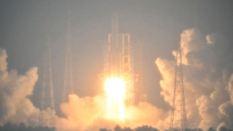 China lanza su misión lunar robótica más compleja hasta la fecha, mientras se intensifica la carrera espacial con EE.UU.