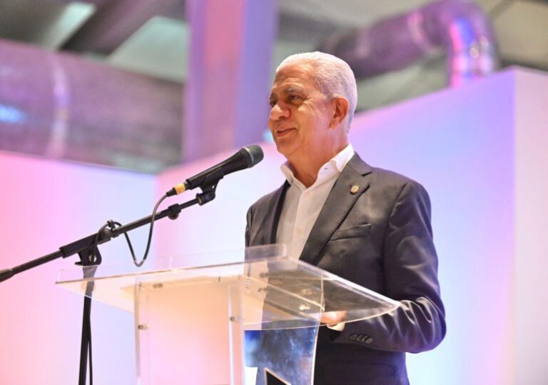 Presidente del Senado entrega 3.500 kits cívicos a la Embajada de China