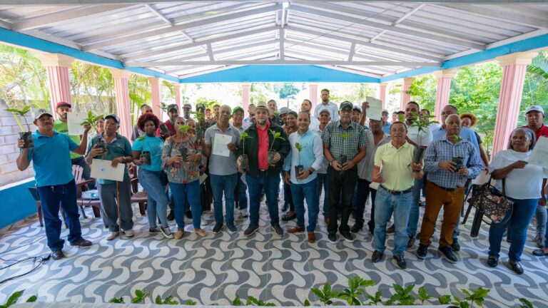 FEDA dona más de 100,000 plantas en Pedernales; plan “Salvando la Montaña” busca aumentar y recuperar zona boscosa
