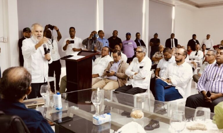 Medio Ambiente desarrolla amplio diálogo con sectores de Montecristi
