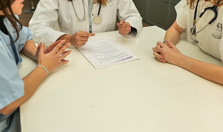 ¿Pagar a los médicos por paciente visto en Urgencias? «Motiva»