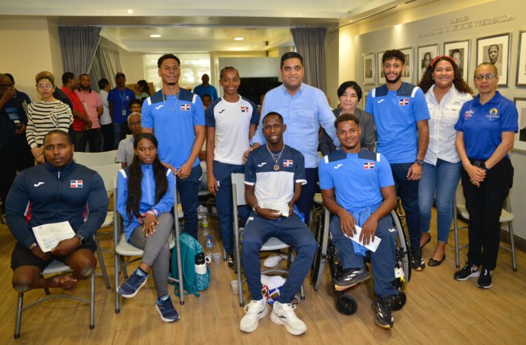 Gobierno entrega cheque por valor de RD 100,000 a cada atleta destacado en los Juegos Paralímpicos París-2024