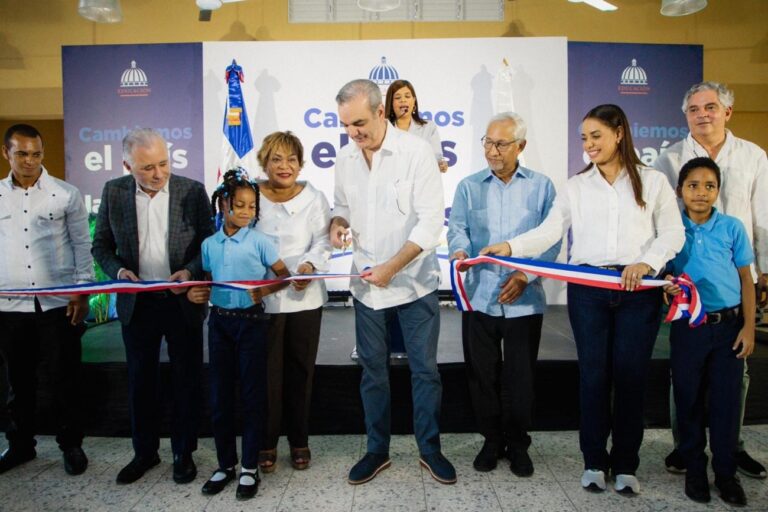 Presidente Abinader inaugura dos escuelas que benefician a 1,600 estudiantes y un Caipi con capacidad para 250 niños y niñas, en SDN