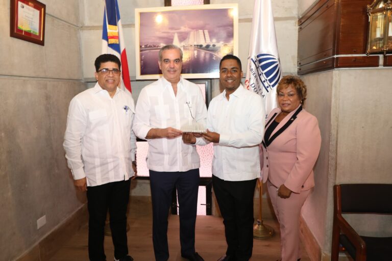 Presidente Abinader supervisa remozamiento del Faro a Colón