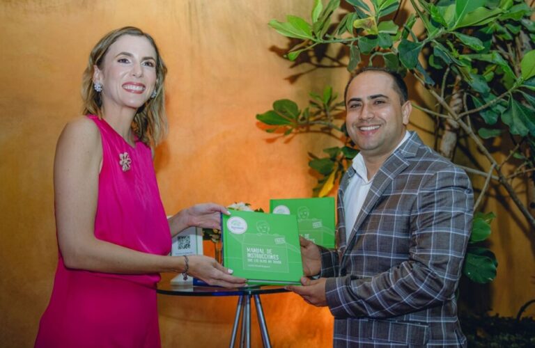 La psicóloga Leslie Amell Bogaert presenta el libro “El manual de instrucciones que los niños no traen”