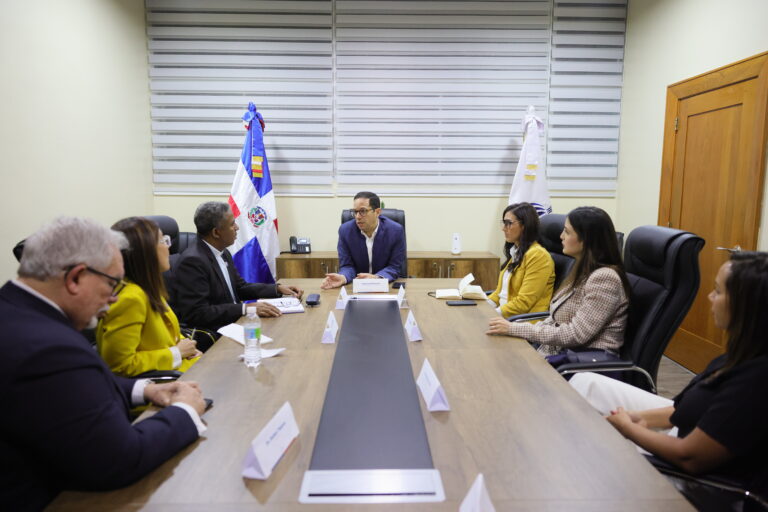 Ministro del MAP se reúne con la Asociación Dominicana de Rectores de Universidades para abordar fusión Mescyt-Minerd
