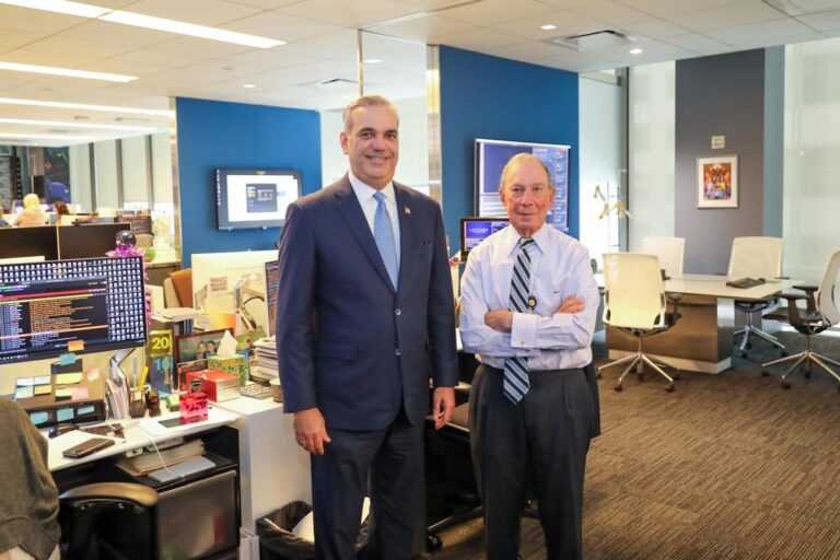 Presidente Abinader sostiene reunión con empresario Michael Bloomberg