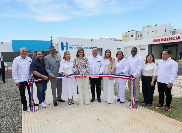 Vicepresidenta Raquel Peña entrega centro hospitalario y da palazo para ampliación del Morillo King en La Vega