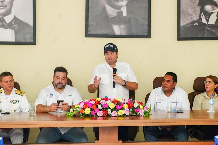 Ministro Paliza promueve turismo sostenible en Luperón