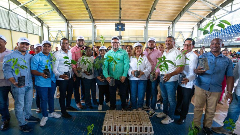 Más de 400 jóvenes reciben plántulas y animales a través del programa EmprendeRD