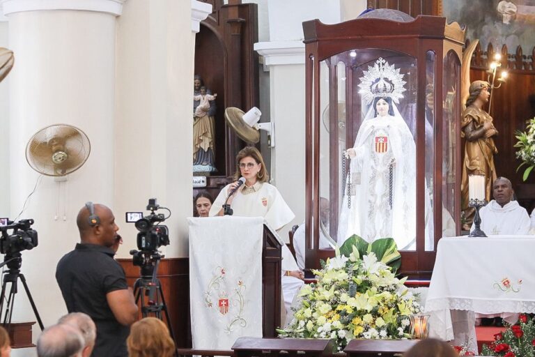 Raquel Peña asiste a celebraciones en el Santo Cerro por Día de las Mercedes