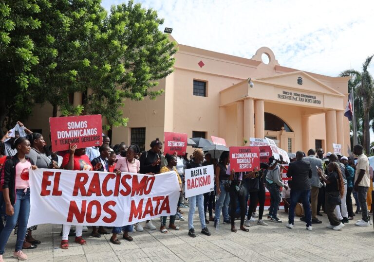 Activistas protestan contra la desnacionalización de descendientes de haitianos