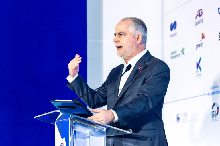 Superintendente de Bancos resalta importancia de un riguroso sistema de control de riesgos