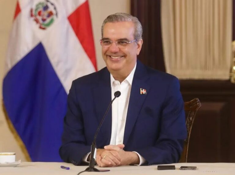 Presidente Abinader dona salario 2024 a causas benéficas