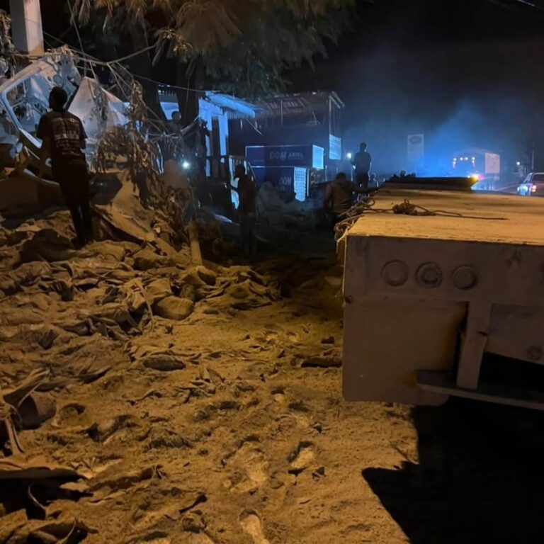 Camión pierde frenos y choca contra casa en Navarrete