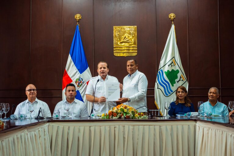 Ministro Paliza entrega 40 millones de pesos a Alcaldía de Puerto Plata para adquisición de equipos de recolección de residuos