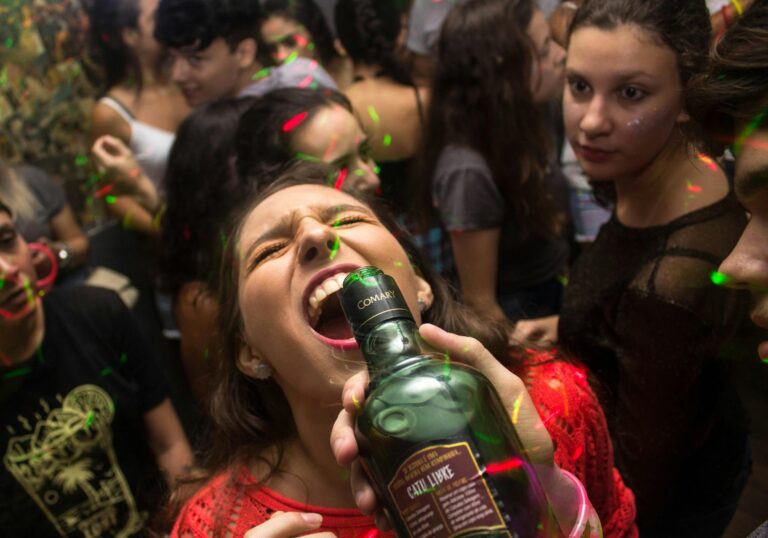 El aumento de las intoxicaciones por alcohol entre menores durante la temporada navideña genera preocupación