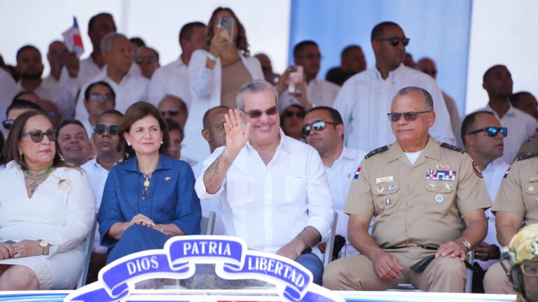 Presidente Abinader encabeza desfile por el 181.º aniversario de la batalla del 30 de Marzo, en Santiago
