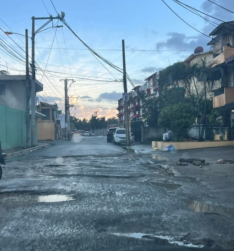 Potholes «Eat Cars» y provoca mudanzas en Alma Rosa y La Esperanza en BDS