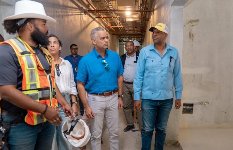 Ministro Joel Santos anuncia la instalación de 600 lámparas para el alumbrado público en Montecristi