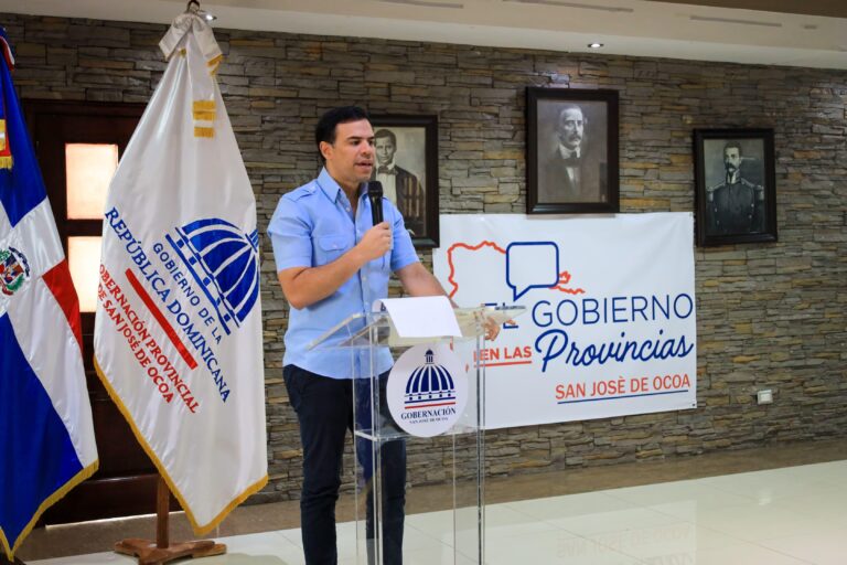 Ministro Roberto Ángel reafirma su compromiso de atender las necesidades culturales en Samaná y San José de Ocoa