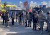 Los haitianos animan a la policía a los dominicanos durante la protesta