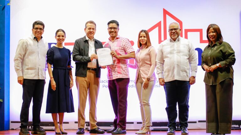Promipyme entrega RD 215 millones en créditos a microempresarios de Santo Domingo Este