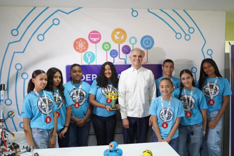 Ministro de Educación felicita a estudiantes ganadores de competencias STEM y reitera el respaldo a la innovación estudiantil