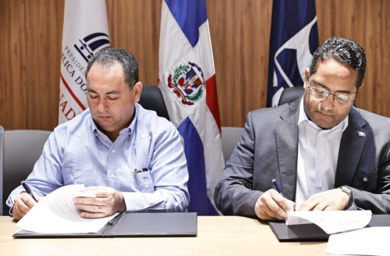SNS firma tres acuerdos para impulsar mejoras en laboratorios, investigación y accesibilidad en la Red Pública