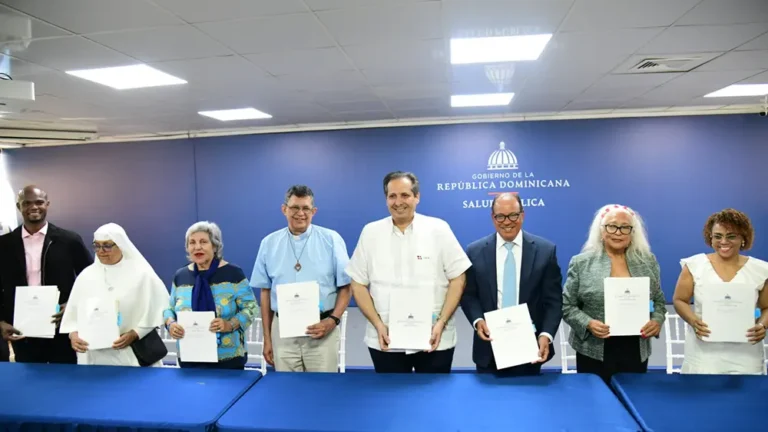 El ministro de salud firma nueve acuerdos con las ONG