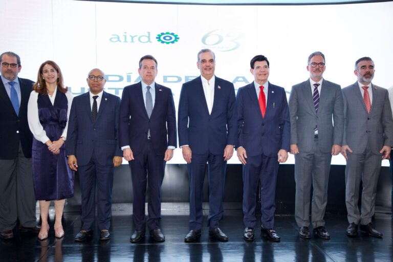Presidente Abinader afirma RD se encuentra en posición adecuada tras anuncio de Estados Unidos de aumentar un 10 % los aranceles