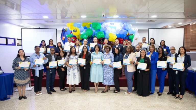 Contraloría reconoce esfuerzo de colaboradores con hijos autistas: Promueve mensaje de empatía y solidaridad con dicha condición