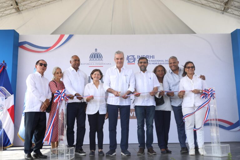 Presidente Abinader inaugura las reconstruidas calles en la Zona Universitaria y la primera etapa de la adecuación y rehabilitación del río Baní