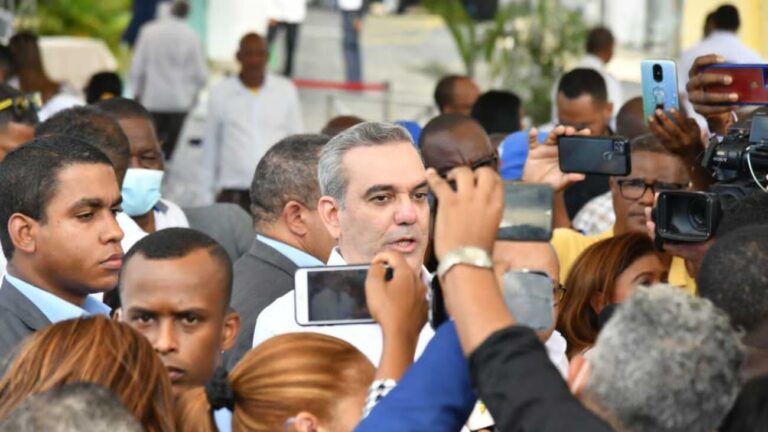 Presidente Abinader felicita a los periodistas y reafirma su compromiso con la libertad de prensa