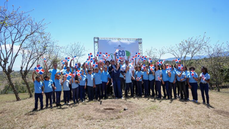 Presidente Abinader encabeza siembra de 3,200 plantas endémicas para reordenamiento de cuenca río Yaque del Norte
