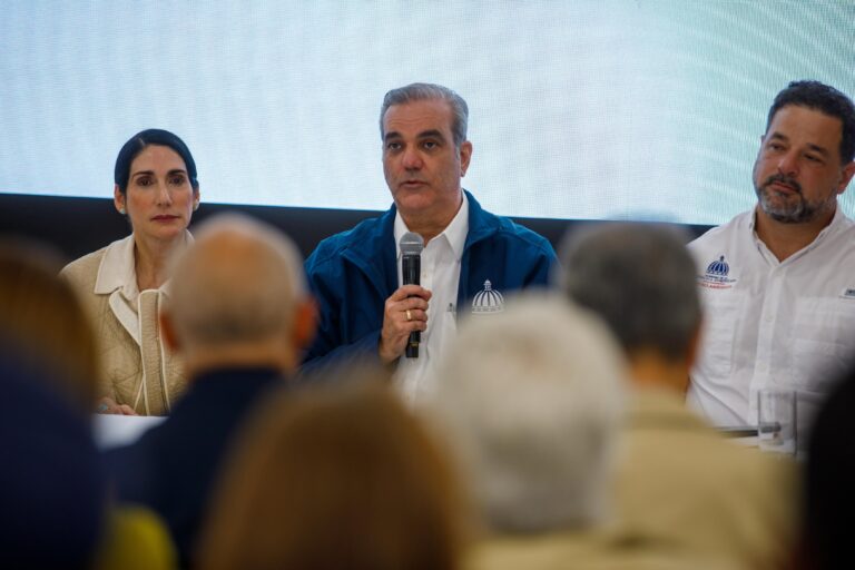 Presidente Abinader encabeza reunión para preservar recursos hídricos, bosques y biodiversidad en cuenca río Yaque del Norte