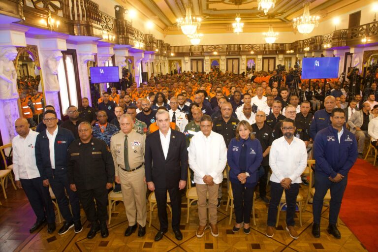 Presidente Abinader reconoce y saluda personalmente a 565 rescatistas que trabajaron sin descanso tras tragedia en centro nocturno Jet Set