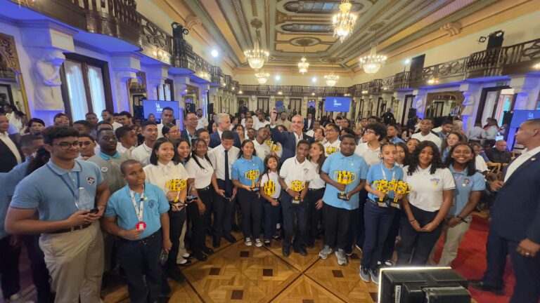 Presidente Abinader destaca conquistas de estudiantes dominicanos en competencias de ciencia, tecnología, ingeniería, arte y matemáticas