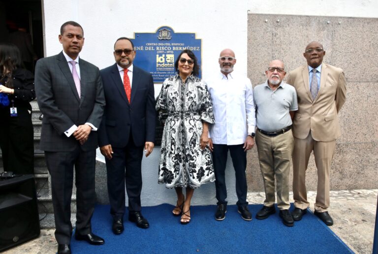Indotel cambia nombre del edificio del Centro Cultural a “René del Risco Bermúdez” y develiza tarja en su honor