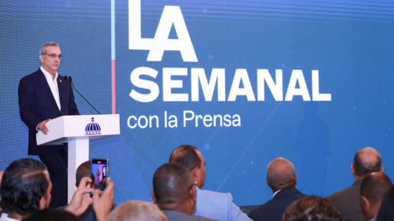Presidente Abinader propondrá aumentos de 30 % y 25 % al salario mínimo en sectores del turismo y de zona franca