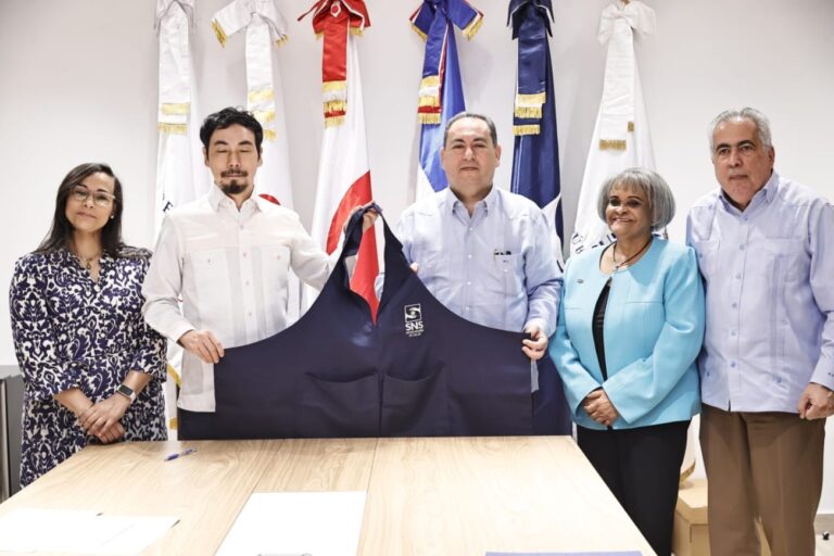 SNS recibe 120 uniformes de parte de la JICA para fortalecer la labor de promotores de salud
