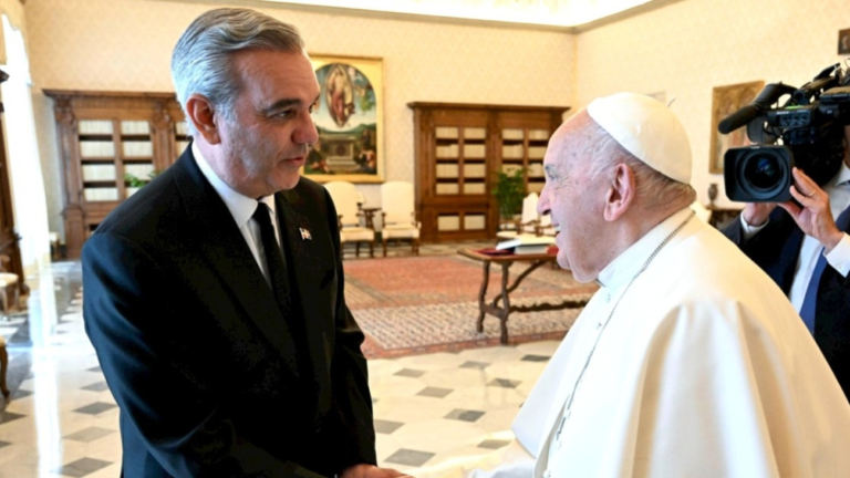 El presidente Abinader viajará este viernes al Vaticano junto con la primera dama Raquel Arbaje al funeral de su santidad, el papa Francisco