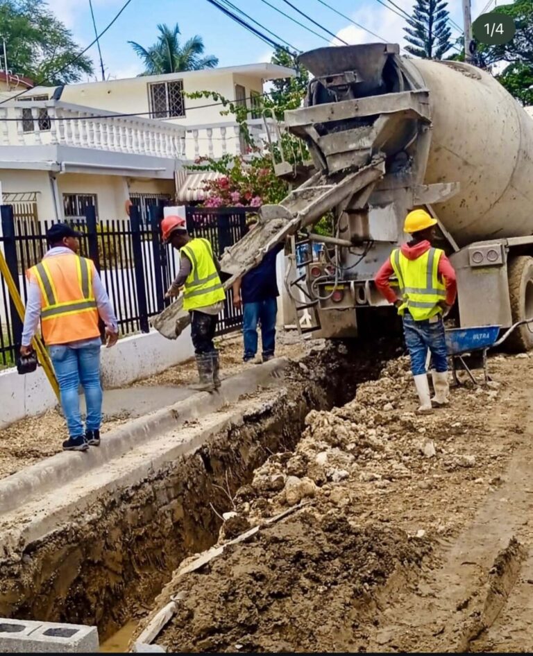 Caasd continúa avanzando en la construcción de aceras y contenes para la transformación total de Guajimía