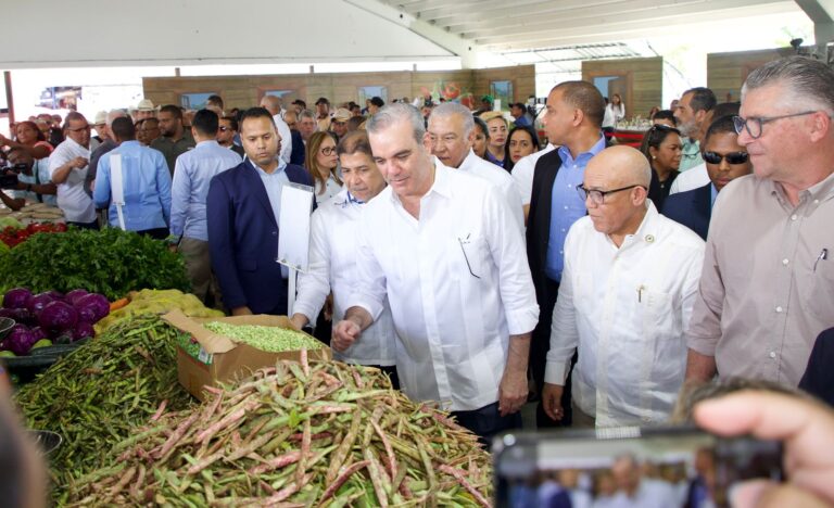 Presidente Abinader dice extenderá mercado de productores del Inespre por todas las grandes poblaciones para llevar precios justos al pueblo