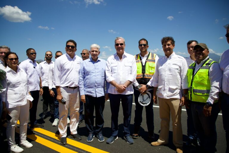 Presidente Abinader supervisa avances en la construcción de circunvalación en Baní